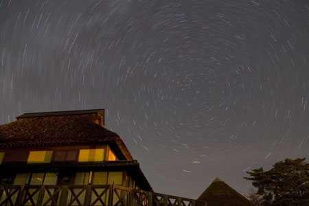 星空とかやぶき屋根の家のフリー写真素材 天体写真の世界